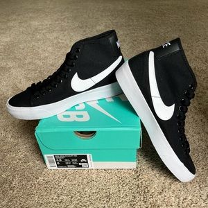 Nike SB Blazer Mid (size 6 women/4.5 men)